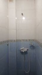 срочно продаётся 1 комнатная квартира в районе шлагбаум по улице кенсуйская 17 пересекает интергельпо: Студия, Душевая кабина, Постельное белье, Кондиционер — 10