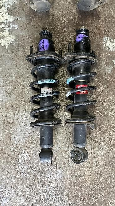 Детали ходовой части: Пара задних стоек в сборе (амортизаторы со спиральными пружинами). Тип — 1