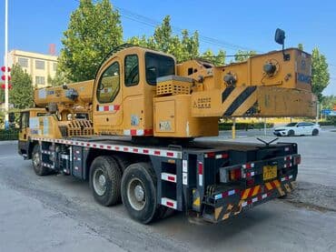 на железных номерах: Автокран, XCMG, 2021 г., от 30 м — 3