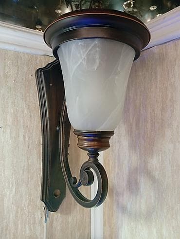 Настенный светильник (бра) в классическом стиле. - Материал: металл с