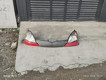 yaris: Тойота Ярис Версо 2001 год, фары по 2500, реснички 1500, решетка 5000 — 3