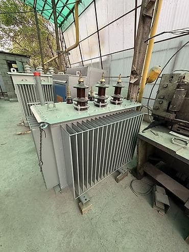 Масляный силовой трансформатор с ребристым радиатором охлаждения