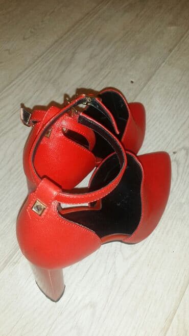 1. Богато и стильно. Красно-малиновый цвет насыщенный .на ноге