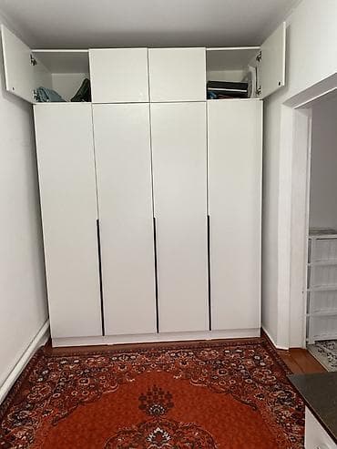 дом из лстк: Сдаётся дом с хозяйственным двором и большим участком. - Участок — 10