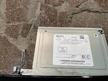 sharp aquos 601sh: Штатная мультимедийная система Toyota (головное устройство с панелью) — 1