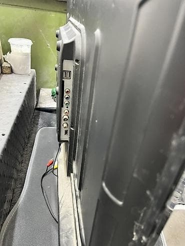 лёд экран: Телевизор VIZIO, диагональ ориентировочно 40–43". Плоская LED‑панель — 2