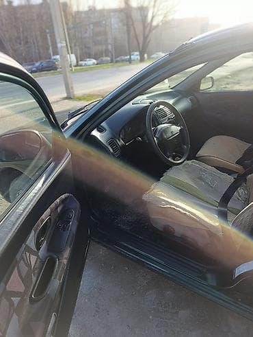 авто рага: Mitsubishi Carisma: 2000 г., 1.6 л, Кол менен иштөөчү, Бензин, Хетчбек — 4