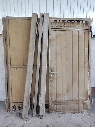 Распашные ворота: Металлические распашные ворота с калиткой и столбами. ширина 1 части — 1