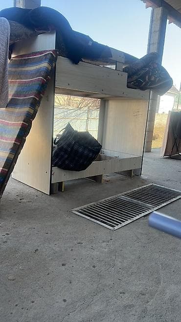 Двухъярусная кровать из ЛДСП/ДСП. Особенности: - Конструкция на два