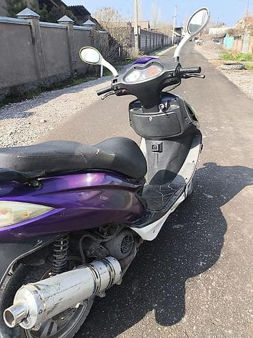 50 кубовые скутеры: Скутер классического городского формата в ярком фиолетово‑белом цвете — 4