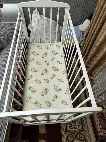 bunk bed: Детская кроватка классическая, белого цвета. Особенности: - Материал — 1