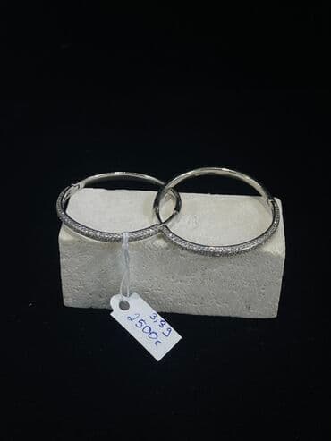 Серебро 925, SilverRoza: Элегантные серьги-кольца серебристого цвета, украшенные россыпью at lalafo.kg Серебро 925, SilverRoza: Элегантные серьги-кольца серебристого цвета, украшенные россыпью