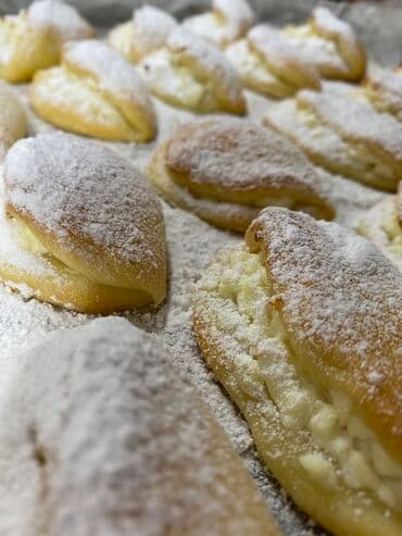 продаю яйцо: Сосиски в тесте, свежая выпечка из пекарни. - Румяная, глянцевая — 10