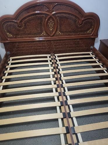 Двуспальная кровать с высоким фигурным изголовьем в классическом