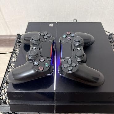 ps 6: PlayStation 4 (черная, классическая версия) в комплекте с двумя — 1
