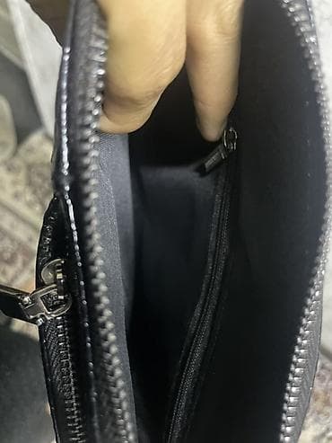 samsung galaxy gear s3: Сумка через плечо, черная, с тиснением под крокодила. - Форм-фактор — 3