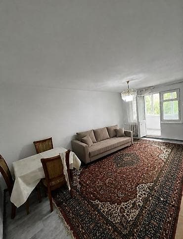 Просторная светлая комната с выходом на застеклённый балкон