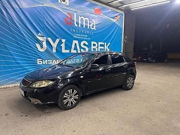 Черный седан/лифтбек компакт‑класса, 4 двери. Киргизские номера O8 KG