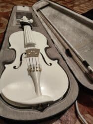 купить скрипку недорого: Скрипка 4/4 - новая В комплекте: смычок, канифоль, футляр. Прекрасное — 4