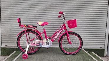 Детский двухколесный велосипед ярко-розового цвета с дополнительными