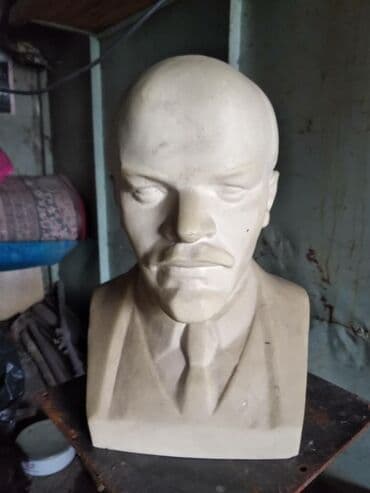 продажа статуэток: Бюст Ленина высота 30 см
гипс — 1