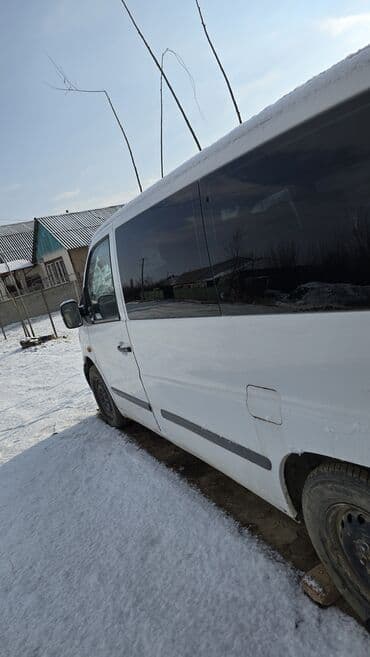 универсальный набор инструментов для дома: Пассажирский микроавтобус/минивэн белого цвета. Особенности и — 1
