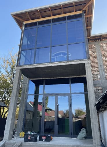 красивый и недорогой фасад дома: Элегантный стеклянный фасад с двойной дверью и большой площадью — 1