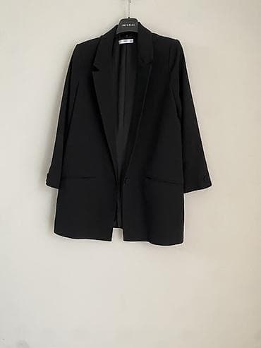 жилетка юникло: Женский набор верхней одежды и жилетов Состав лота (6 предметов): - — 5