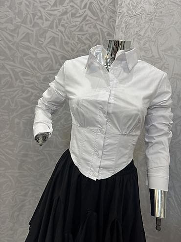 рубашка: Белая рубашка-корсет с длинным рукавом. - Силуэт: приталенная рубашка — 4