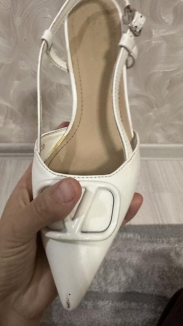 женские каблуки: Белые женские туфли-слингбэки на каблуке. - Модель: закрытый острый — 2