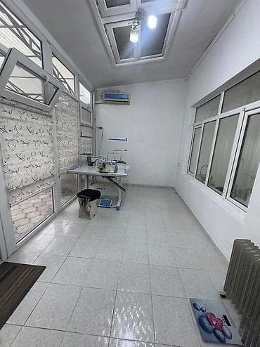 4 bedroom: Продаётся дом барачного типа, кухней и крытым двориком — - Кухня — 4