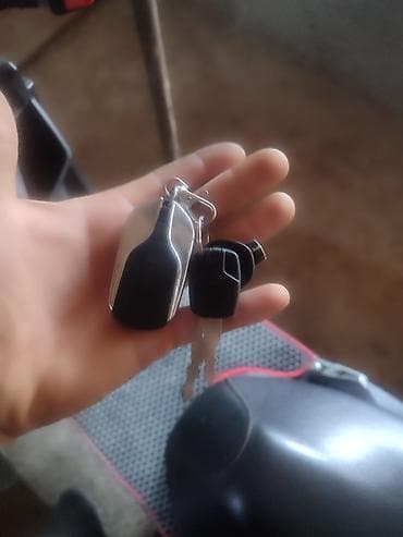 Кумурска мотороллер: Скутер/макси-скутер с ветровым стеклом и задним кофром - Тип — 4