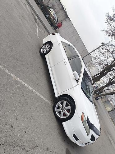 тюнинг салона: Автомобиль – седан, салон серо‑бежевый, тканевая обивка. Особенности — 8