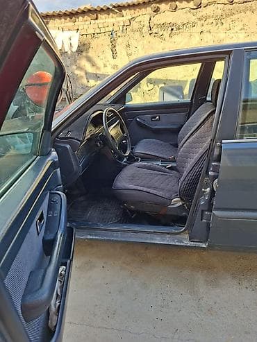 Унаа: Audi 100: 1990 г., 1.8 л, Кол менен иштөөчү, Бензин, Седан — 4