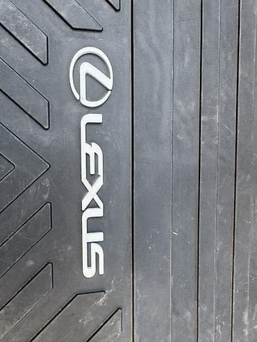 100: Продаю оригинальный б/у полик в багажник на Lexus ES100% оригинал — 2