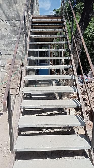 мансардный: Металлическая лестница Наружные, Форма лестницы: Много-маршевая — 2