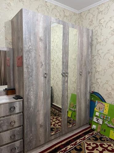 старинный шкаф для одежды: Спальный гарнитур, Б/у, Шкаф, Комод, Тумба, Самовывоз, Платная доставка, цвет - Серый — 4