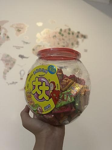 жвачки для аппарата: Жевательная резинка в большой прозрачной банке с красной крышкой. - — 2