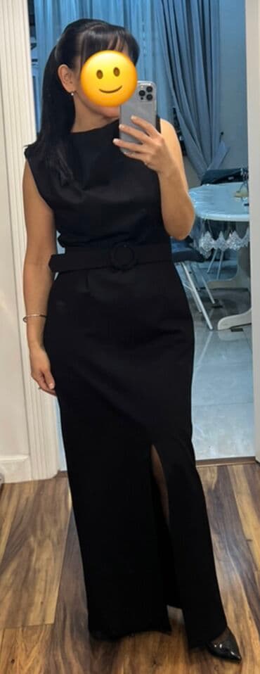 черное короткое платье с открытой спиной: Элегантное черное платье, размер на M (на S тоже подойдет), по бокам — 1