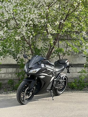 Спортивный мотоцикл в агрессивном пластиковом обвесе, цвет матовый