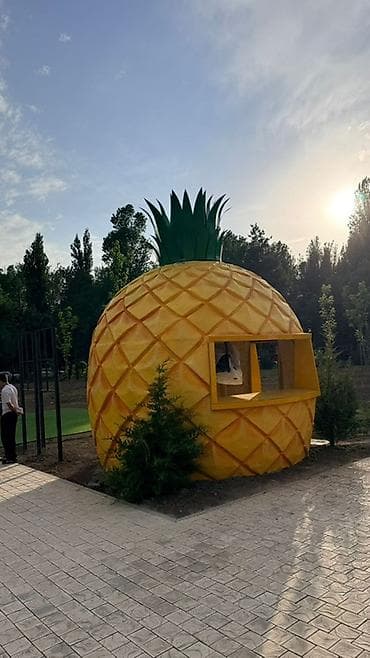 сму: Торговый киоск в форме ананаса - Яркая тематическая конструкция для — 3