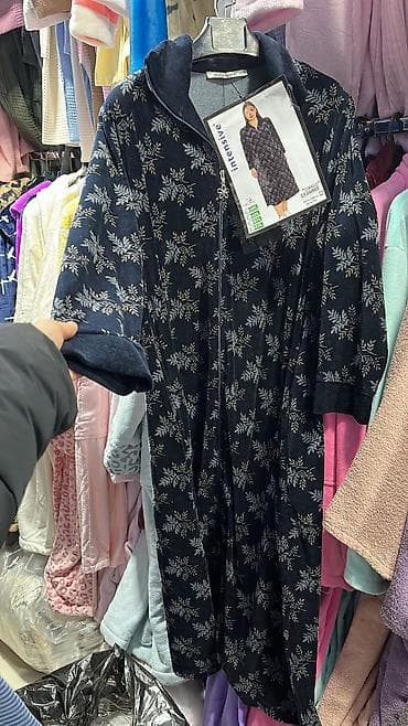 рубашка женская размер м: Велюровый домашний халат большой размер
На пуговицах 
И на замке — 4