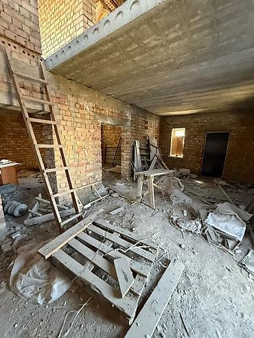 Продается двухэтажный недостроенный дом в Ак Ордо 2. Размеры: дом 9х9 — 4
