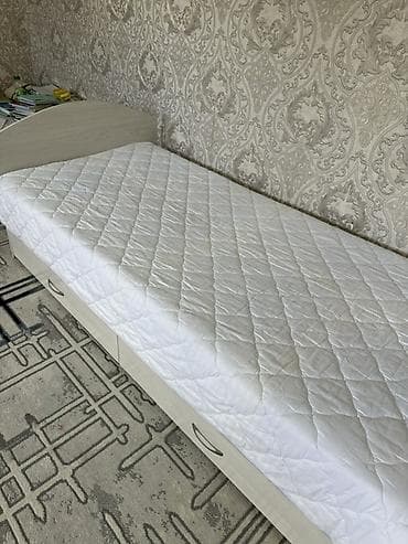 Стулья, табуретки: 2 Односпальные кровати с матрасом и выдвижными ящиками - Формат — 1