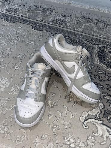 tag huer: Кроссовки Nike Dunk Low, цветовое решение белый/светло‑серый. - — 1