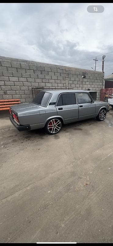 мото хонда: Легковой автомобиль седан, классический кузов серебристого цвета — 1