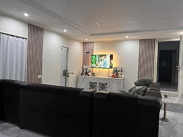 продаю участки: Дом с благоустроенным двором и современным интерьером. - Просторный — 3