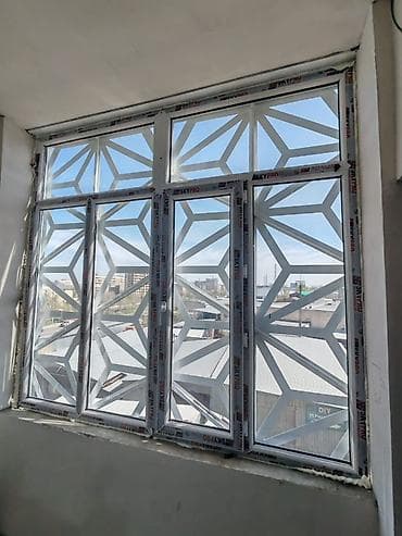 Пластиковые окна SKYPRO с декоративными геометрическими рамами -