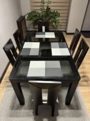 стеклянный обеденный стол: Кухонный стол и стул, Б/у, Платная доставка, Самовывоз, цвет - Черный — 1