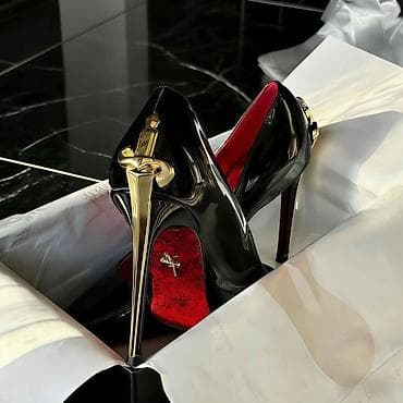 Лаковые туфли-лодочки на высоком каблуке с металлическим